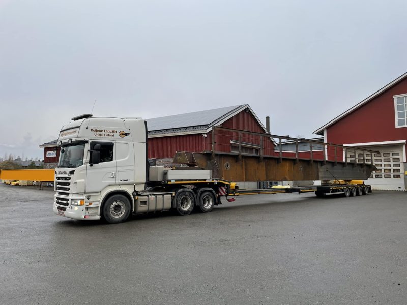 Erikoiskuljetus - teräspalkin kuljetus Scania-vetoautolla