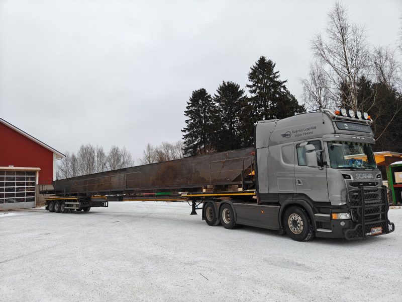Pitkä erikoiskuljetus - teräsrakenteen kuljetus