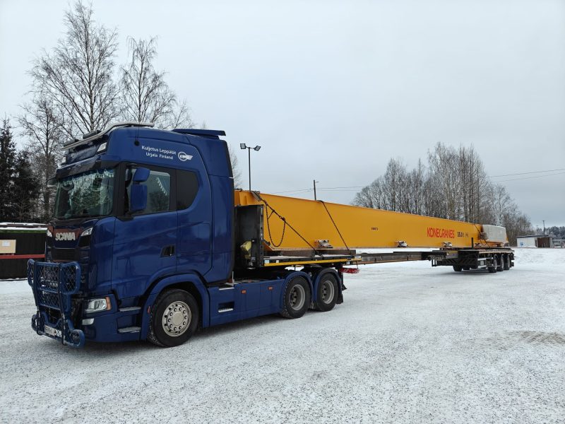 Kuljetus Leppälät - Scania-vetoauto nosturikuljetuksessa